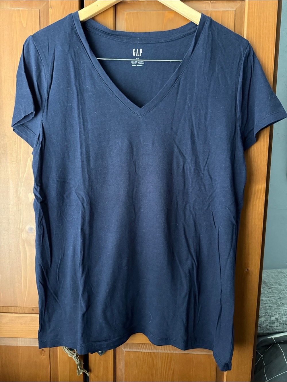 GAP Navy Blue V-Neck Short Sleeve Tee (Size L)